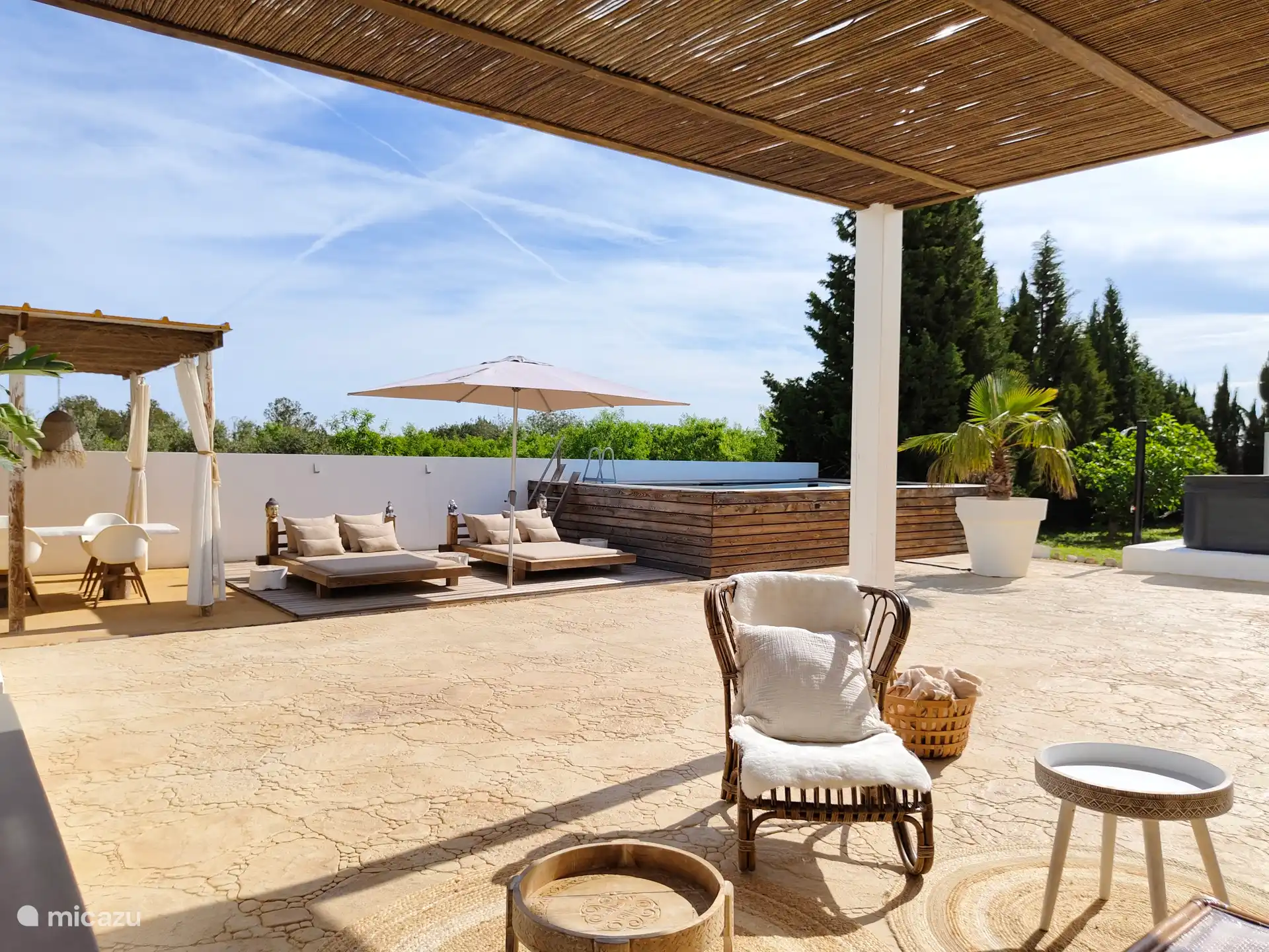 Zwembad 7 x 3 M, buitendouche.