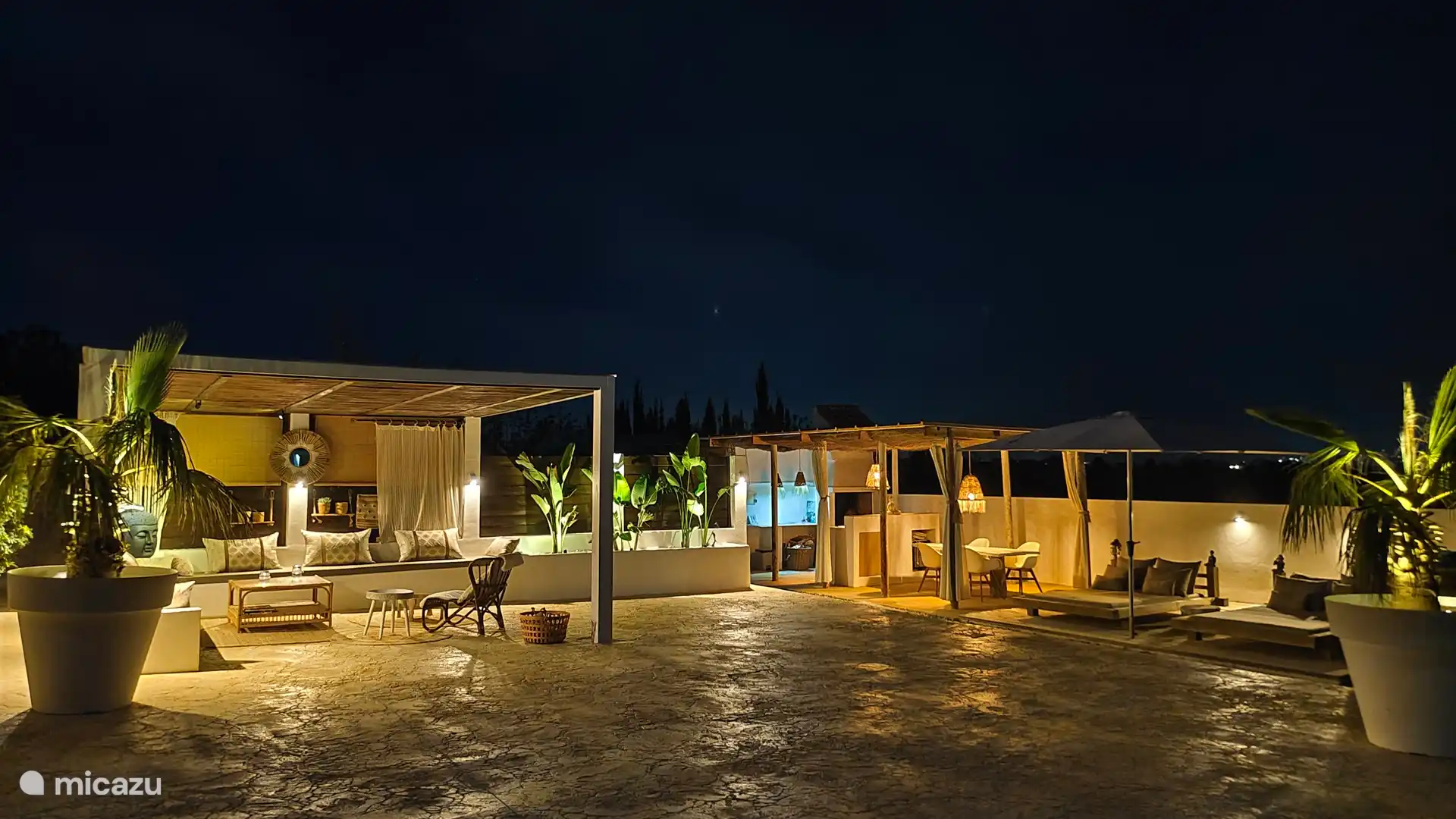 Vernieuwd terras, mooi verlicht in de avond.