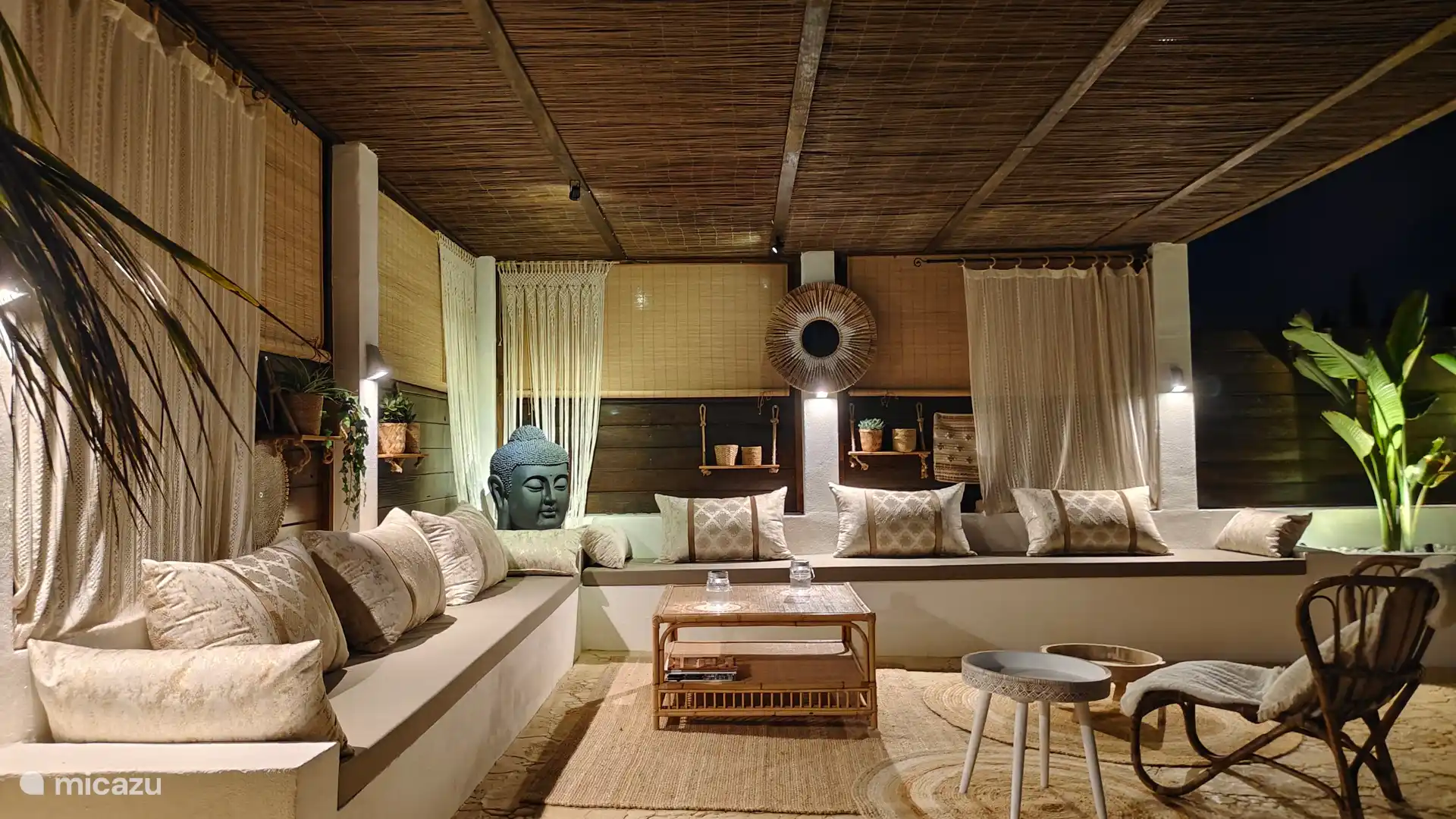 Nieuwe 'tuinkamer', zomers heerlijk koel en 's avonds heel gezellig!