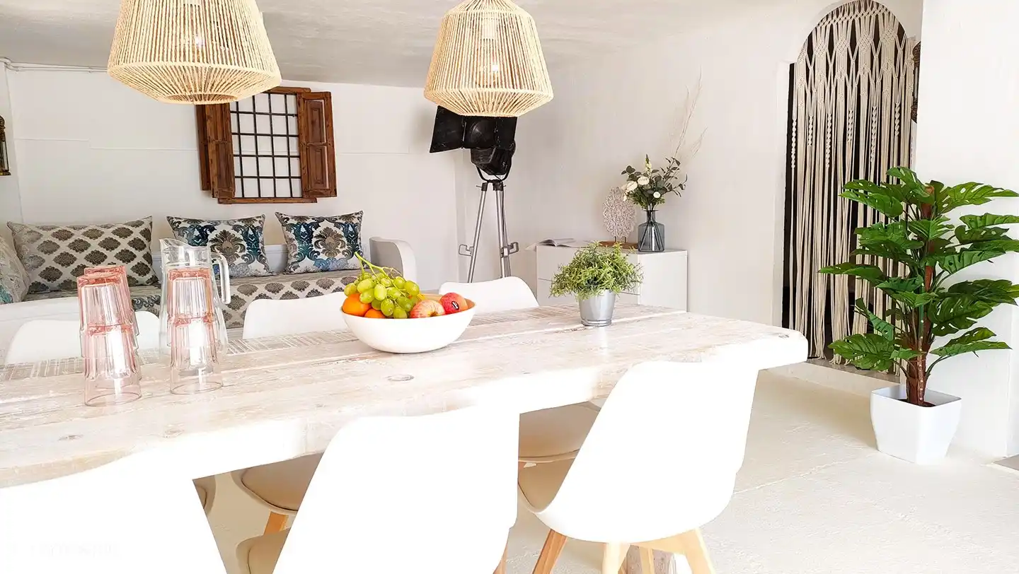 Woonkamer met airco/verwarming op benedenverdieping, met entree naar grote 25m2 2-persoons slaapkamer met badkamer ensuite.