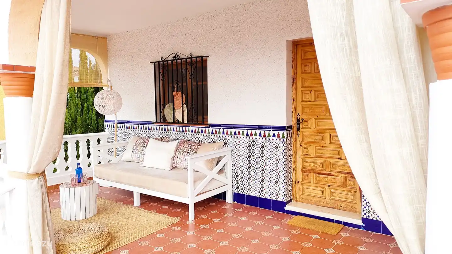 Op de grote driezitsbank is het heerlijk loungen.