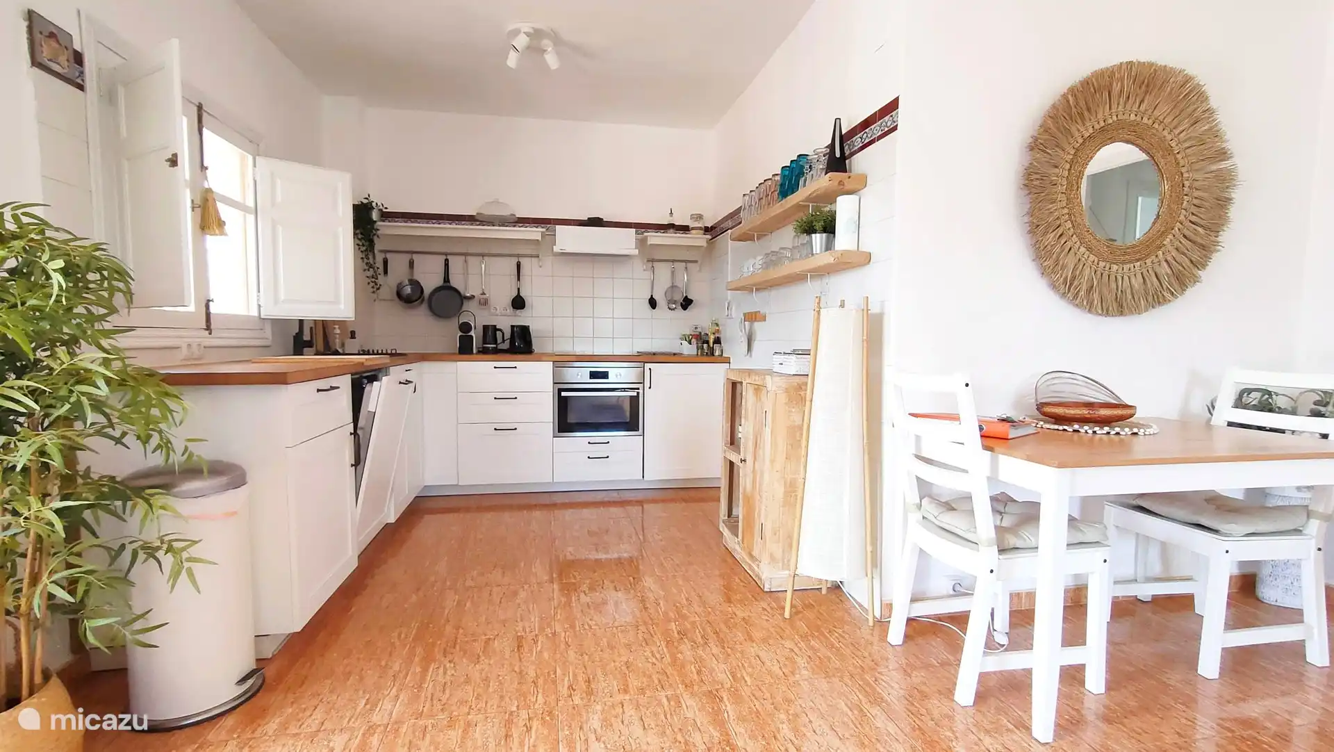 Open keuken bij woonkamer op 1e verdieping, met 3 zones inductiekookplaat, Nespresso, melkopschuimer, vaatwasser, combi heteluchtoven/magnetron.