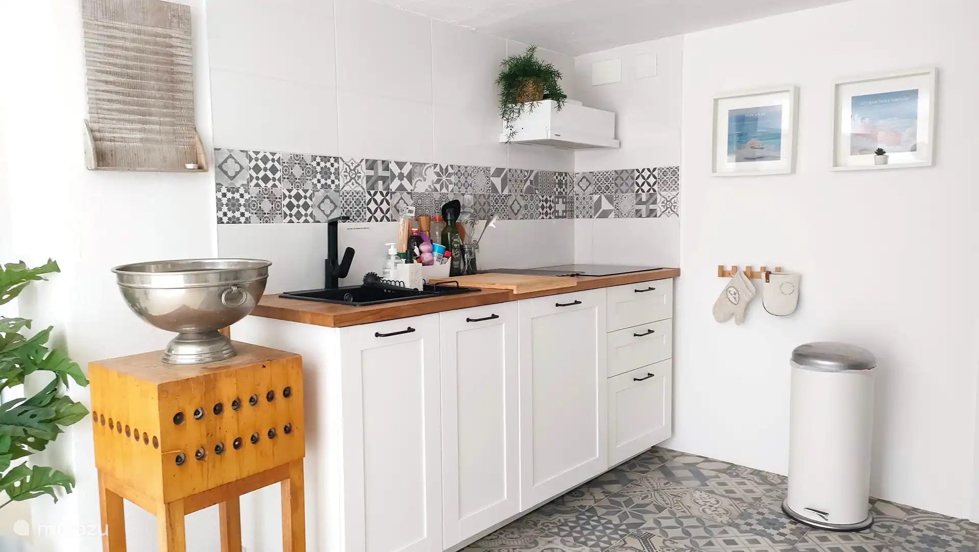 Open keuken op benedenverdieping, met wasmachine/droger, vaatwasser, 3 zones inductiekookplaat, Nespresso & melkopschuimer.