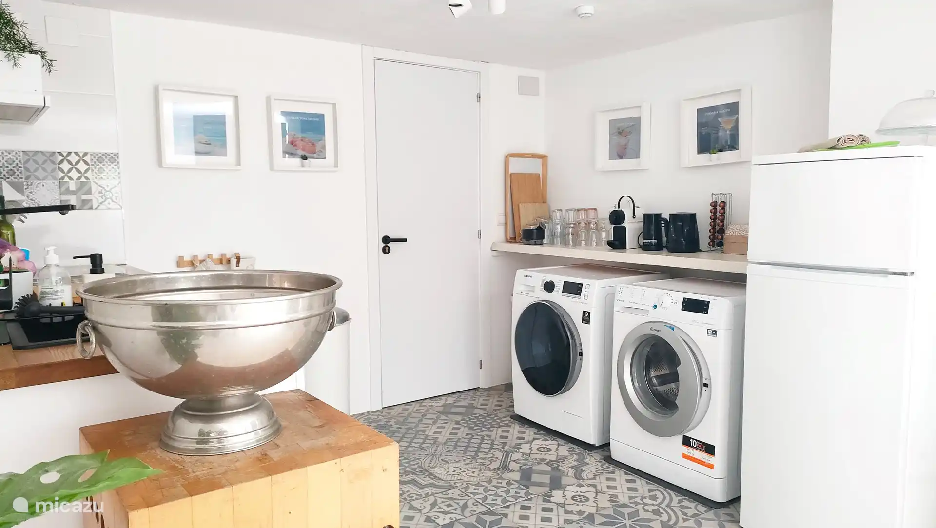 Open keuken op benedenverdieping, met wasmachine/droger, vaatwasser, 3 zones inductiekookplaat, Nespresso & melkopschuimer.