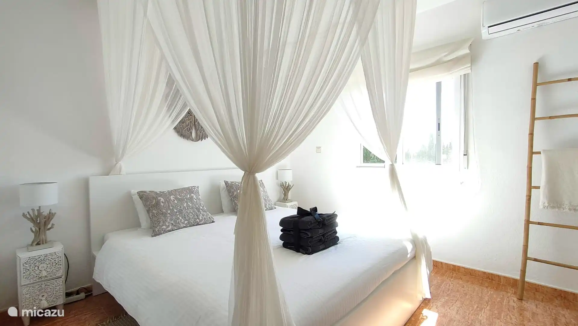 Grote 2-persoons slaapkamer (van 2) op 1e verdieping, met airco/verwarming. 