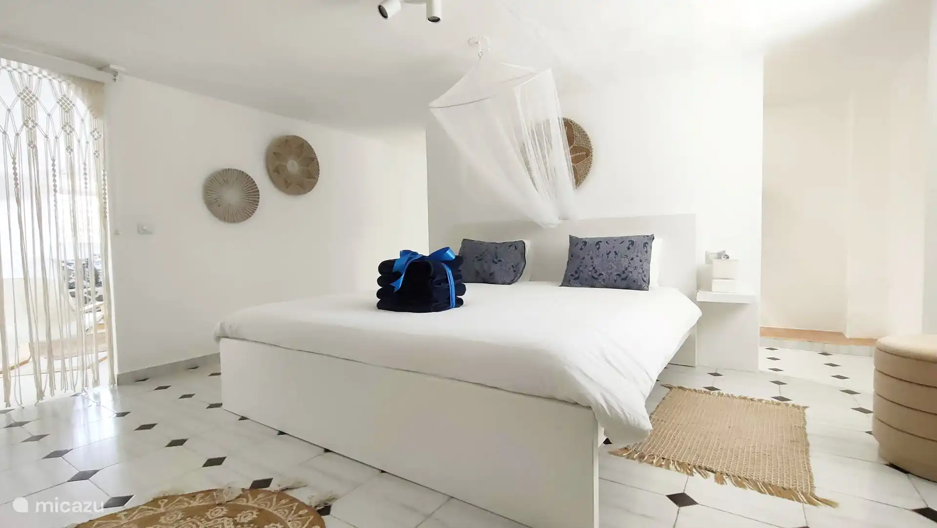 Grote 2-persoons slaapkamer op begane grond, met ruime inloopkast, badkamer ensuite.