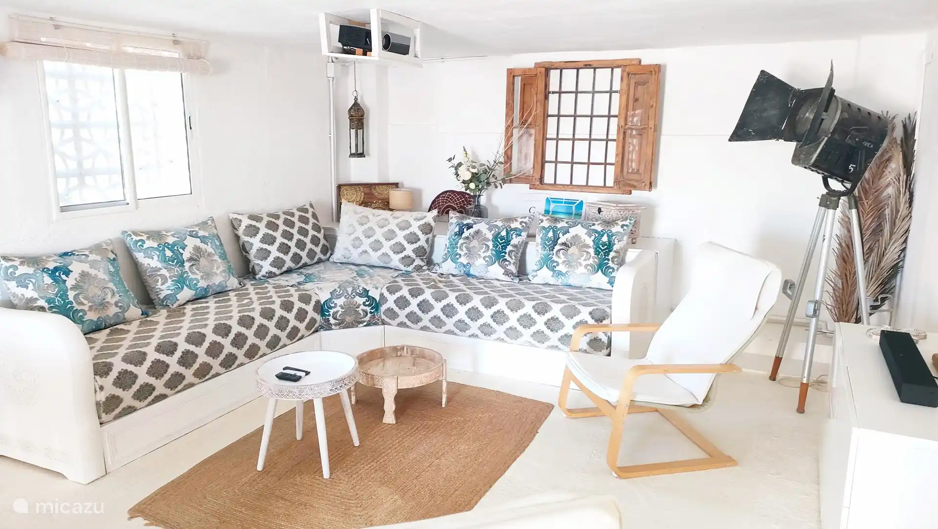 Tweede woonkamer op benedenverdieping, met beamer. Open keuken + eettafel voor 6 personen en aparte slaapkamer met badkamer ensuite en grote inloopkast. Openslaande deuren naar 450m2 terras.