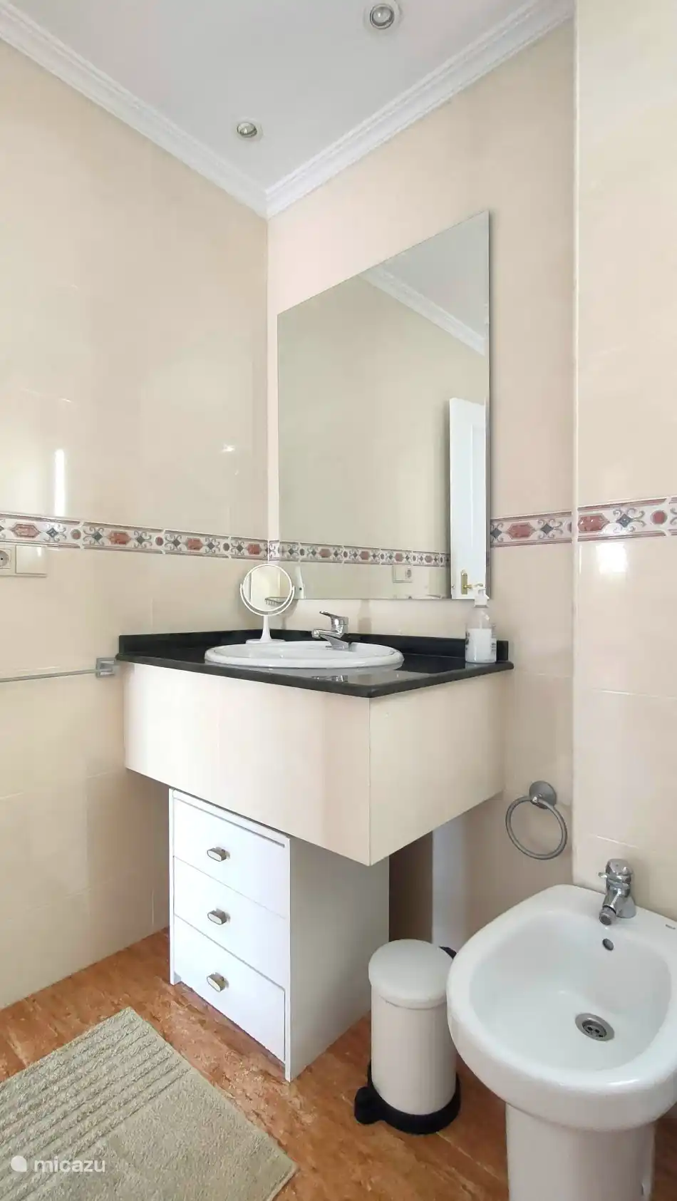 Badkamer met douche, toilet, bidet en wastafel op 1e verdieping