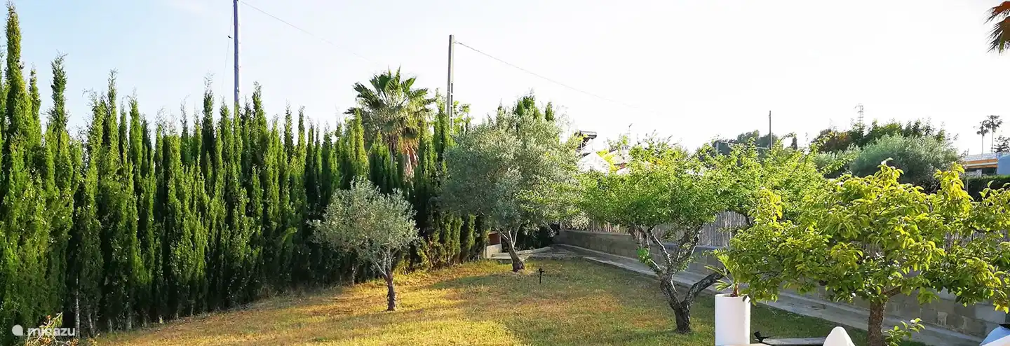 Voortuin. Uitzicht vanaf veranda.