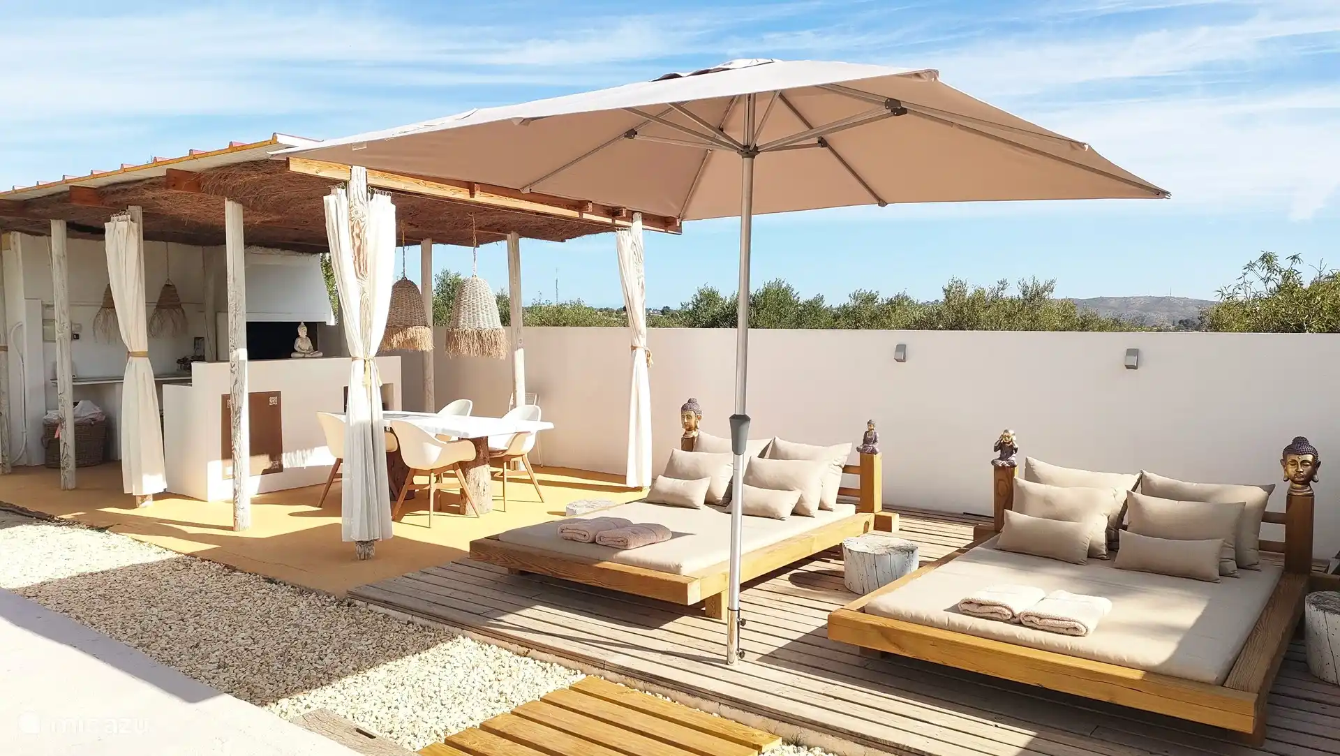 Grote loungebedden op het sundeck