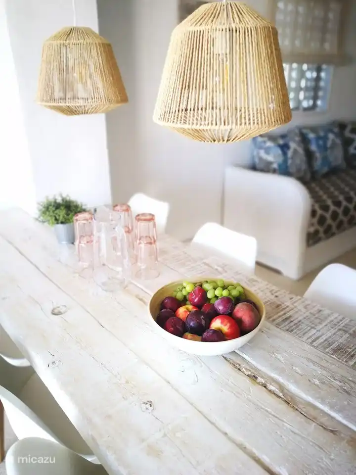 6-persoons eettafel in woonkamer op begane grond.