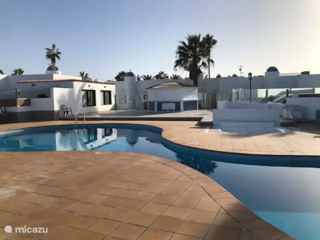 bungaló en España, Fuerteventura, Corralejo – Brisa del Mar Fuerteventura La piscina con vistas al mar, la isla de Lobos y Lanzarote a lo lejos