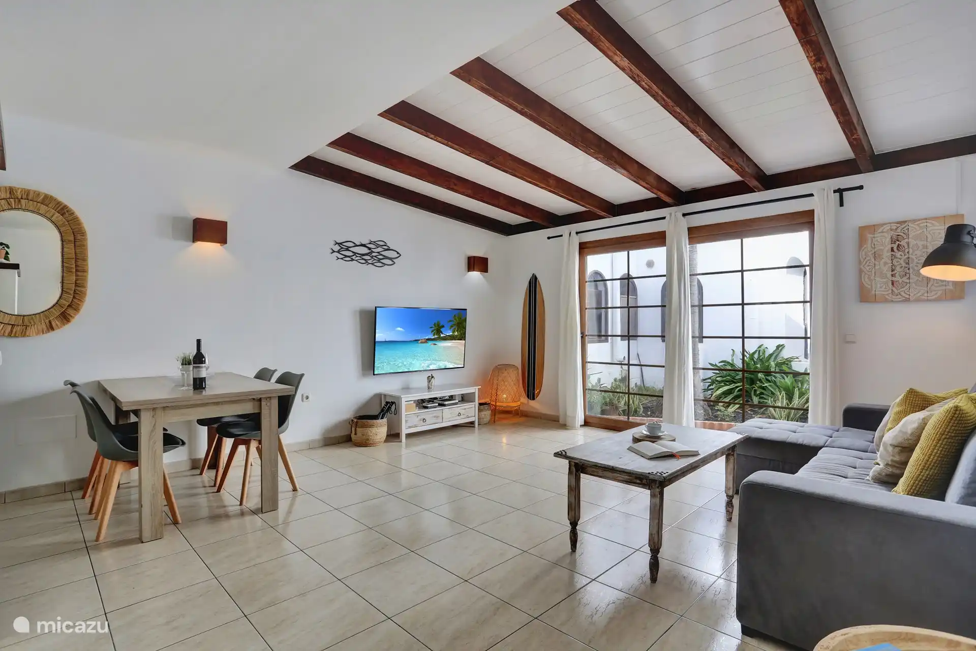 Das Wohnzimmer hat eine angrenzende offene Küche