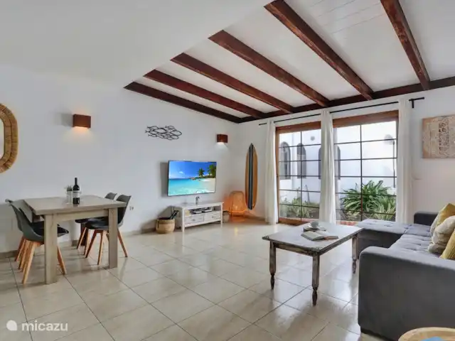 bungaló en España, Fuerteventura, Corralejo – Brisa del Mar Fuerteventura La sala de estar tiene una cocina abierta conectada.