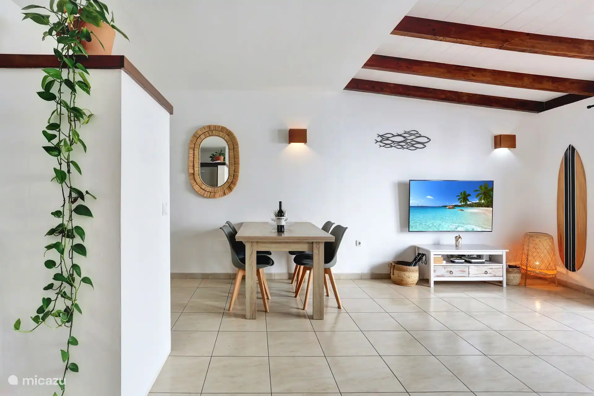 Geräumiges Wohnzimmer, Fernseher, Internet und Klimaanlage