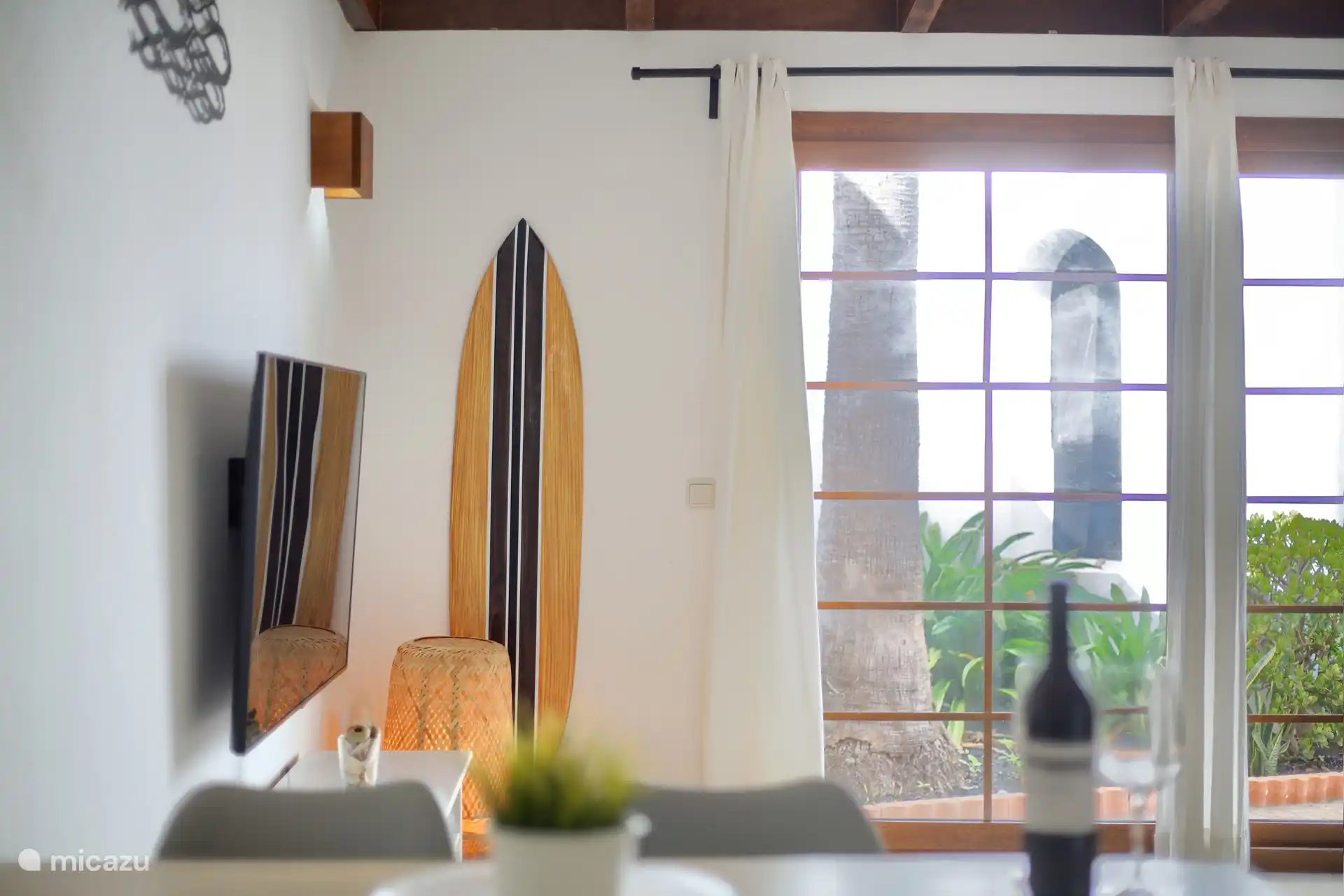 Wohnzimmer mit Schiebetür, wo Sie die Treppe zur Dachterrasse durch die Rückseite des Hauses nehmen können