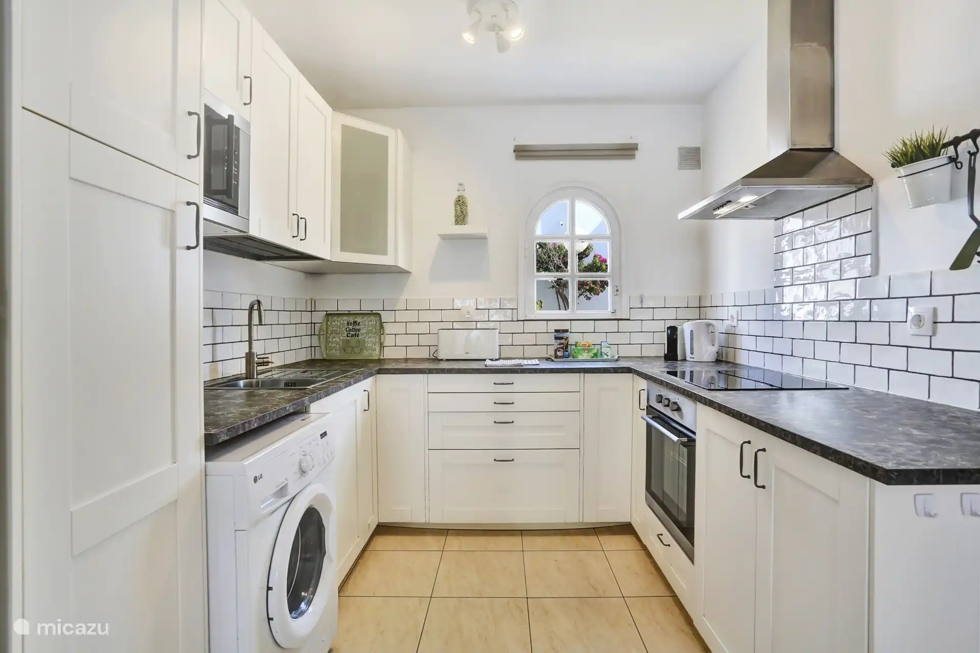 Küche mit Waschmaschine