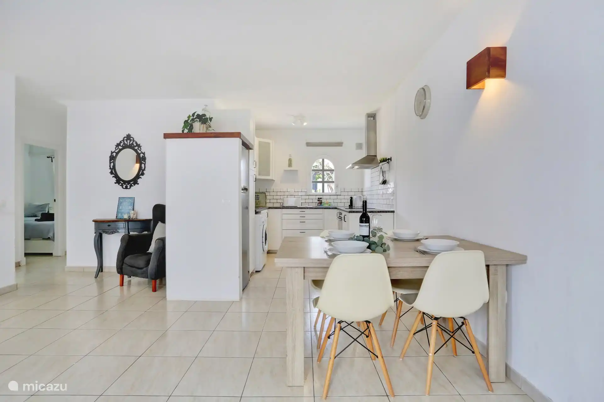 Wohnzimmer mit offener Küche