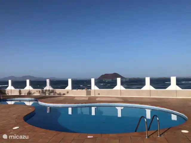 bungaló en España, Fuerteventura, Corralejo – Brisa del Mar Fuerteventura La piscina está situada en la playa con vistas a la Isla de Lobos y Lanzerote.