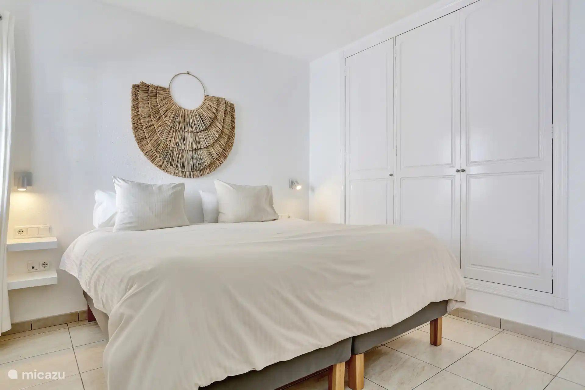 Hauptschlafzimmer mit Doppelbett und Klimaanlage