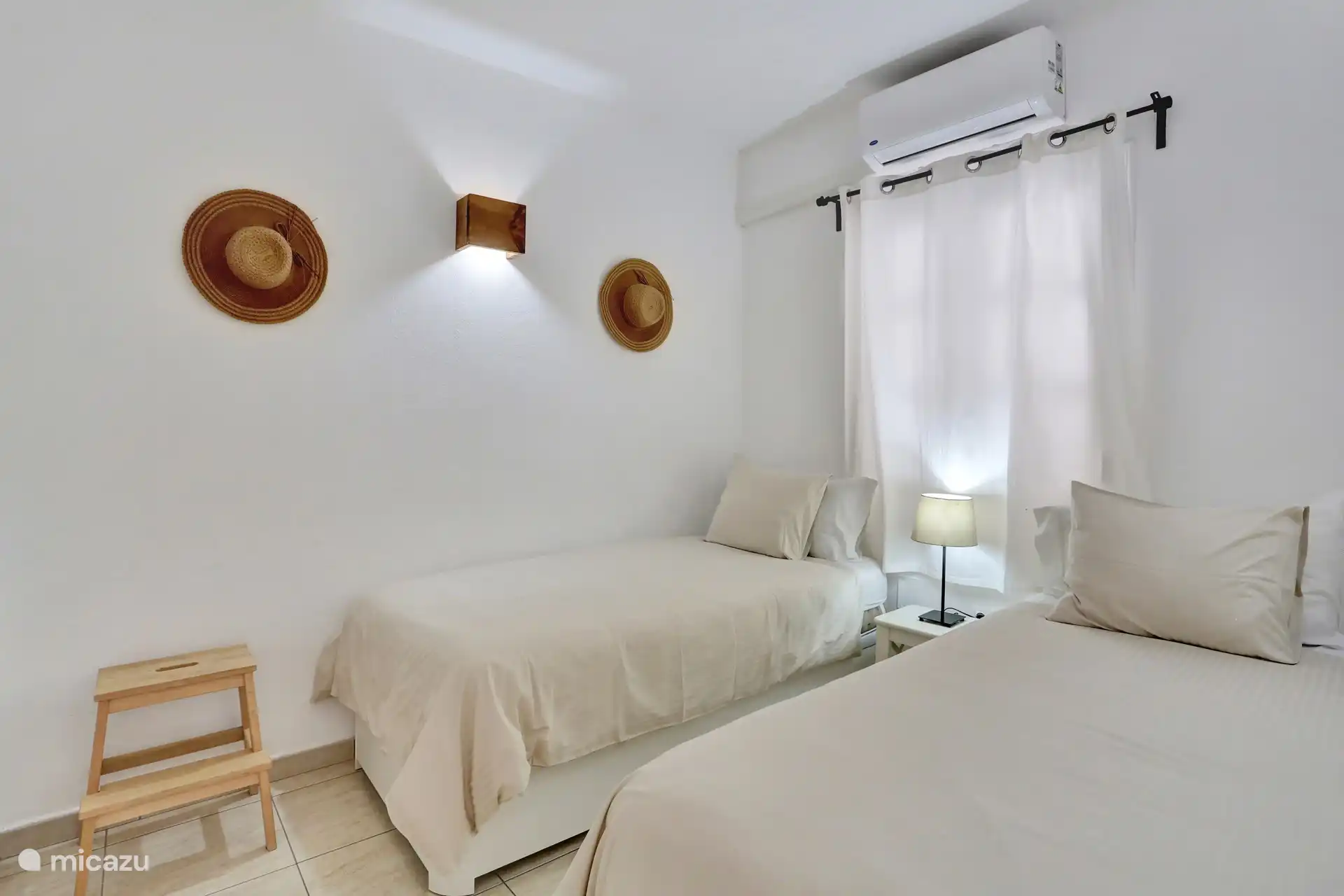 Zweites Schlafzimmer mit 2 Einzelbetten und Klimaanlage