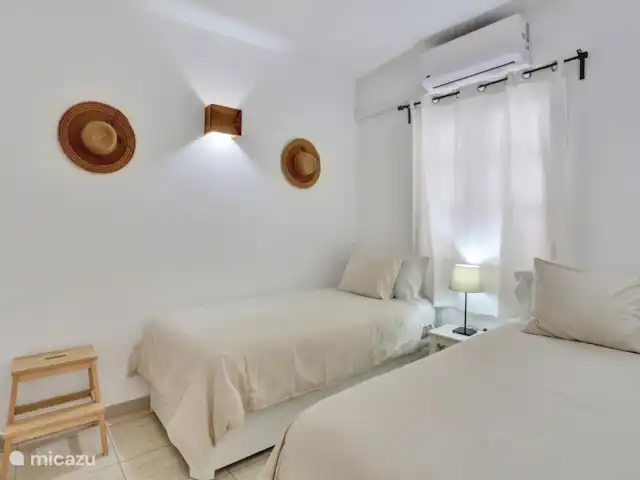 bungaló en España, Fuerteventura, Corralejo – Brisa del Mar Fuerteventura Segundo dormitorio con 2 camas individuales y aire acondicionado