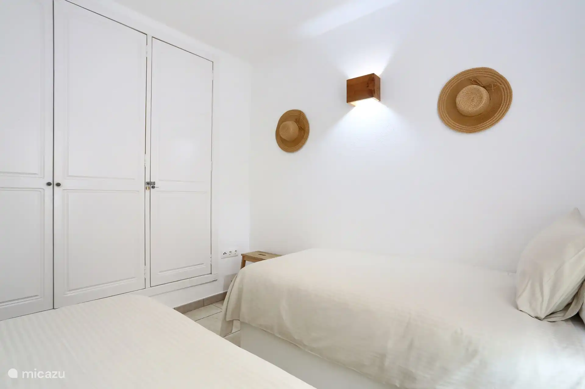 Zweites Schlafzimmer mit 2 Einzelbetten und Klimaanlage