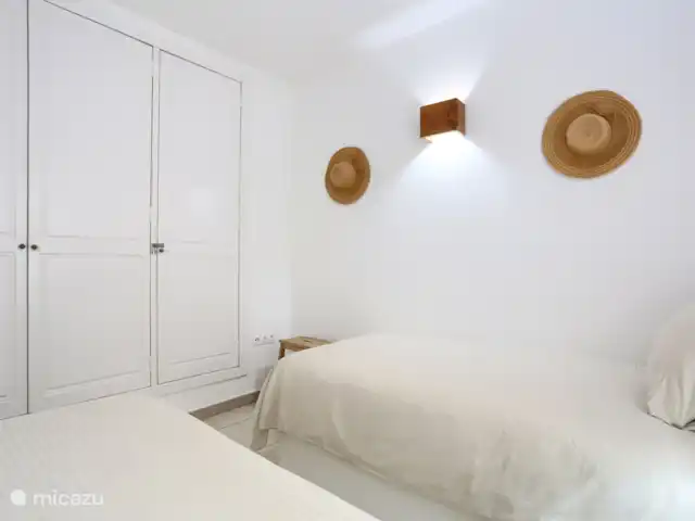 bungaló en España, Fuerteventura, Corralejo – Brisa del Mar Fuerteventura Segundo dormitorio con 2 camas individuales y aire acondicionado