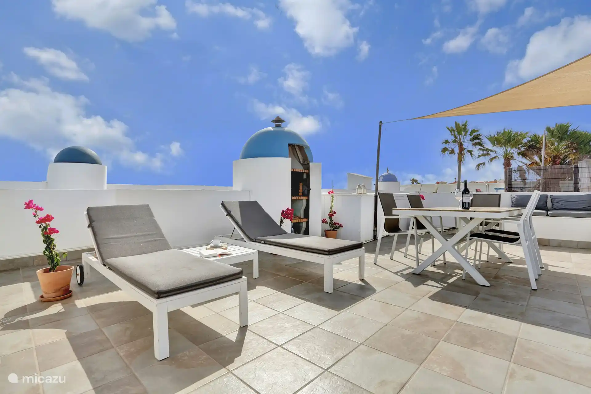 Die große Dachterrasse eignet sich ideal zum Sonnenbaden oder um die Meeresbrise zu genießen