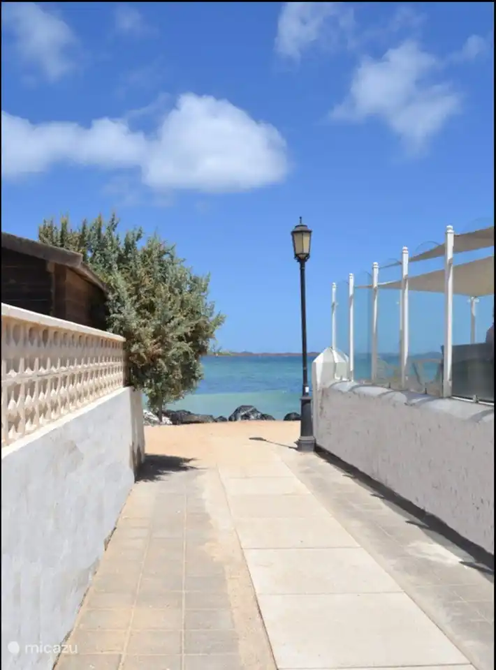 Wenn Sie das Resort verlassen, gehen Sie direkt zum Strand.