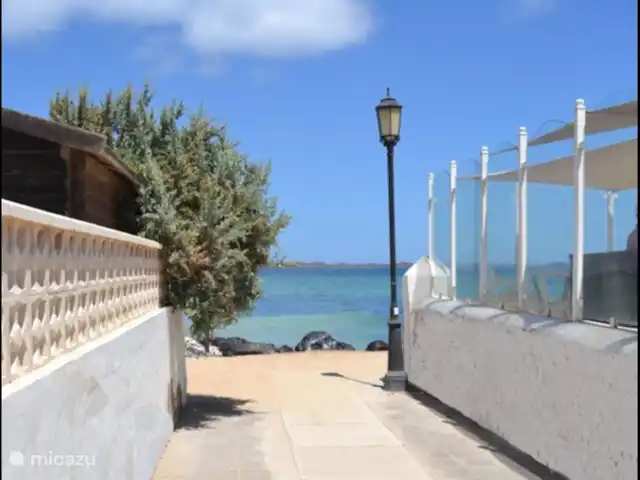 bungaló en España, Fuerteventura, Corralejo – Brisa del Mar Fuerteventura Cuando sales del complejo, caminas directamente hacia la playa.