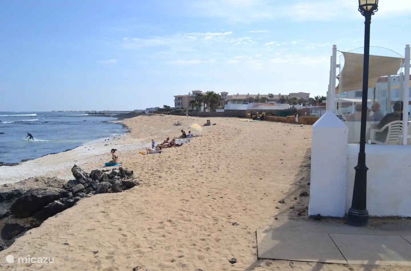 Der Strand vor der Tür mit neben dem Resort (rechts im Foto) ein nettes Restaurant zum Frühstück oder Mittagessen.