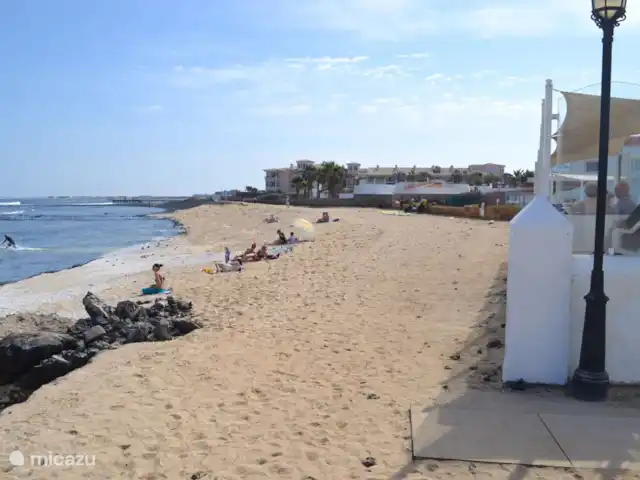 bungaló en España, Fuerteventura, Corralejo – Brisa del Mar Fuerteventura La playa frente a la puerta con un lindo restaurante al lado del resort (a la derecha de la foto) para desayunar o almorzar.