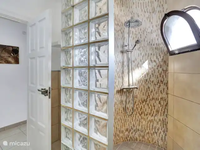 bungaló en España, Fuerteventura, Corralejo – Brisa del Mar Fuerteventura El baño tiene una amplia ducha, lavabo e inodoro.