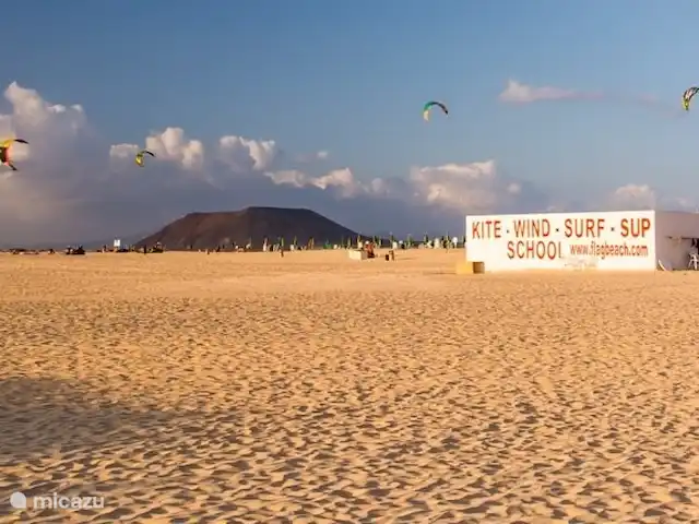 bungaló en España, Fuerteventura, Corralejo – Brisa del Mar Fuerteventura Escuela de kite-wind-surf-sup a poca distancia de la casa (Flagbeach)
