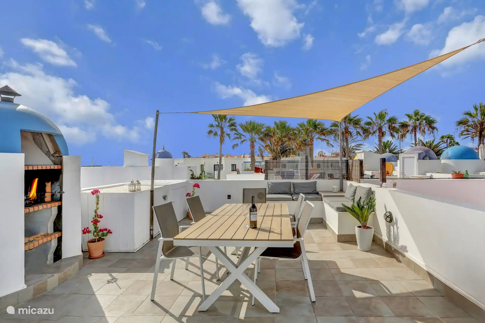 Der kleine Komplex liegt am Meer und hat nur 24 Wohnungen und 2 Gemeinschaftspools. Ein großer und ein kleiner Pool, das ist der kleine Pool.