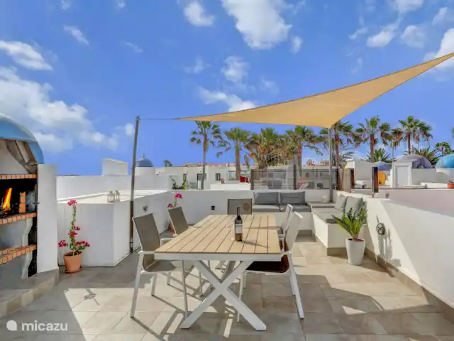 bungaló en España, Fuerteventura, Corralejo – Brisa del Mar Fuerteventura El pequeño complejo está situado junto al mar y tiene solo 24 viviendas y 2 piscinas comunitarias. Una piscina grande y otra pequeña, esta es la piscina pequeña.