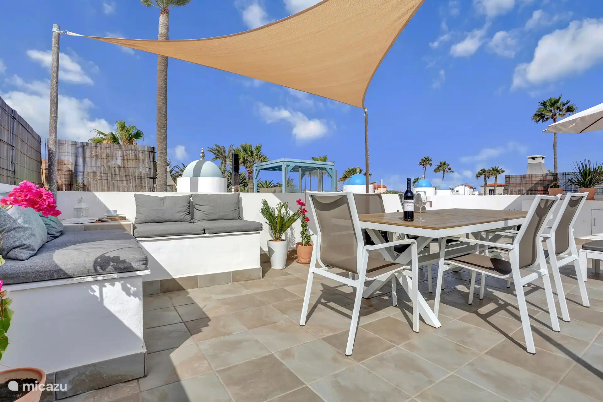 Die Dachterrasse mit Meerblick.