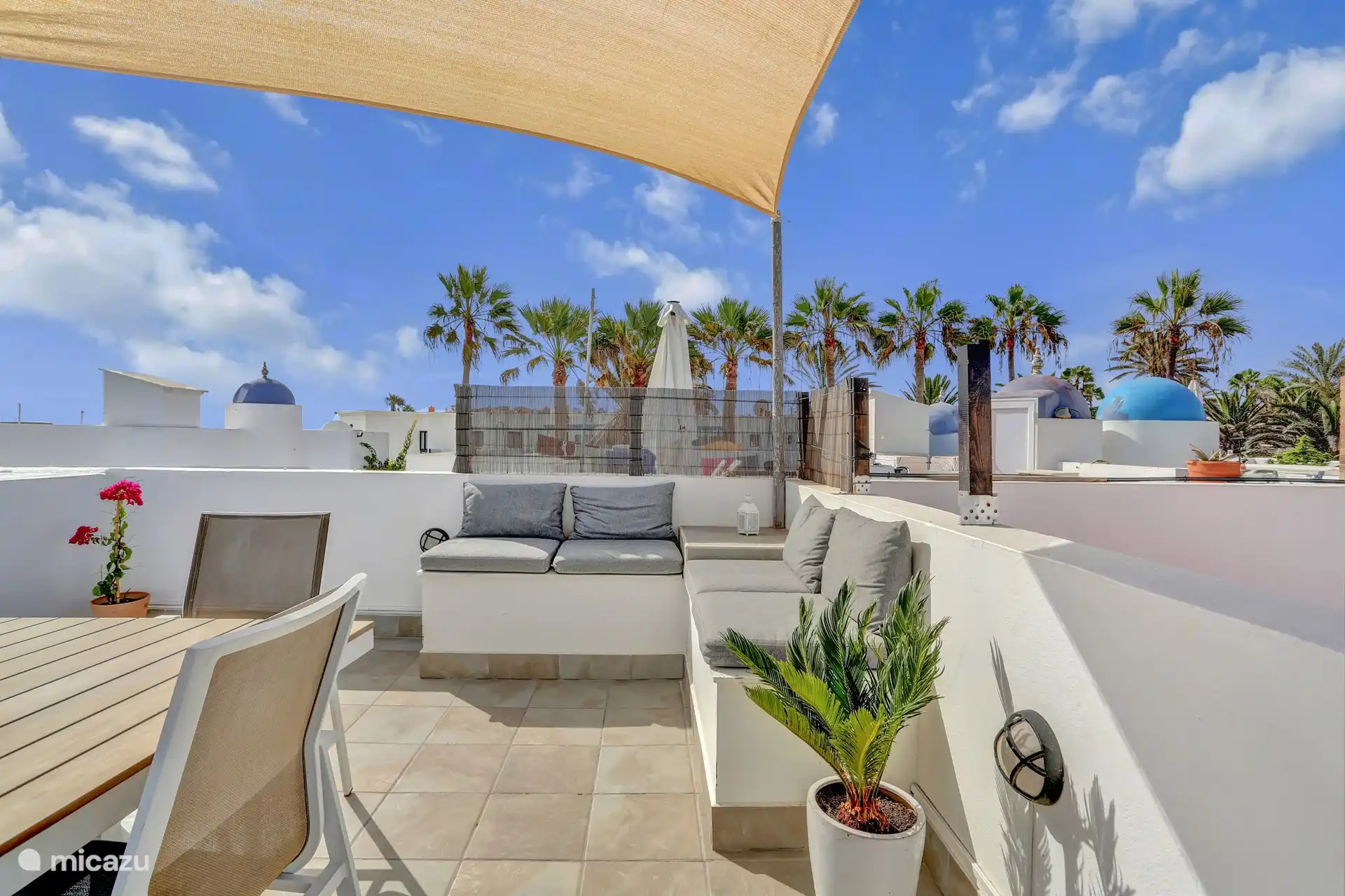 Die große Dachterrasse ist ein idealer Ort, um das schöne Wetter zu genießen.