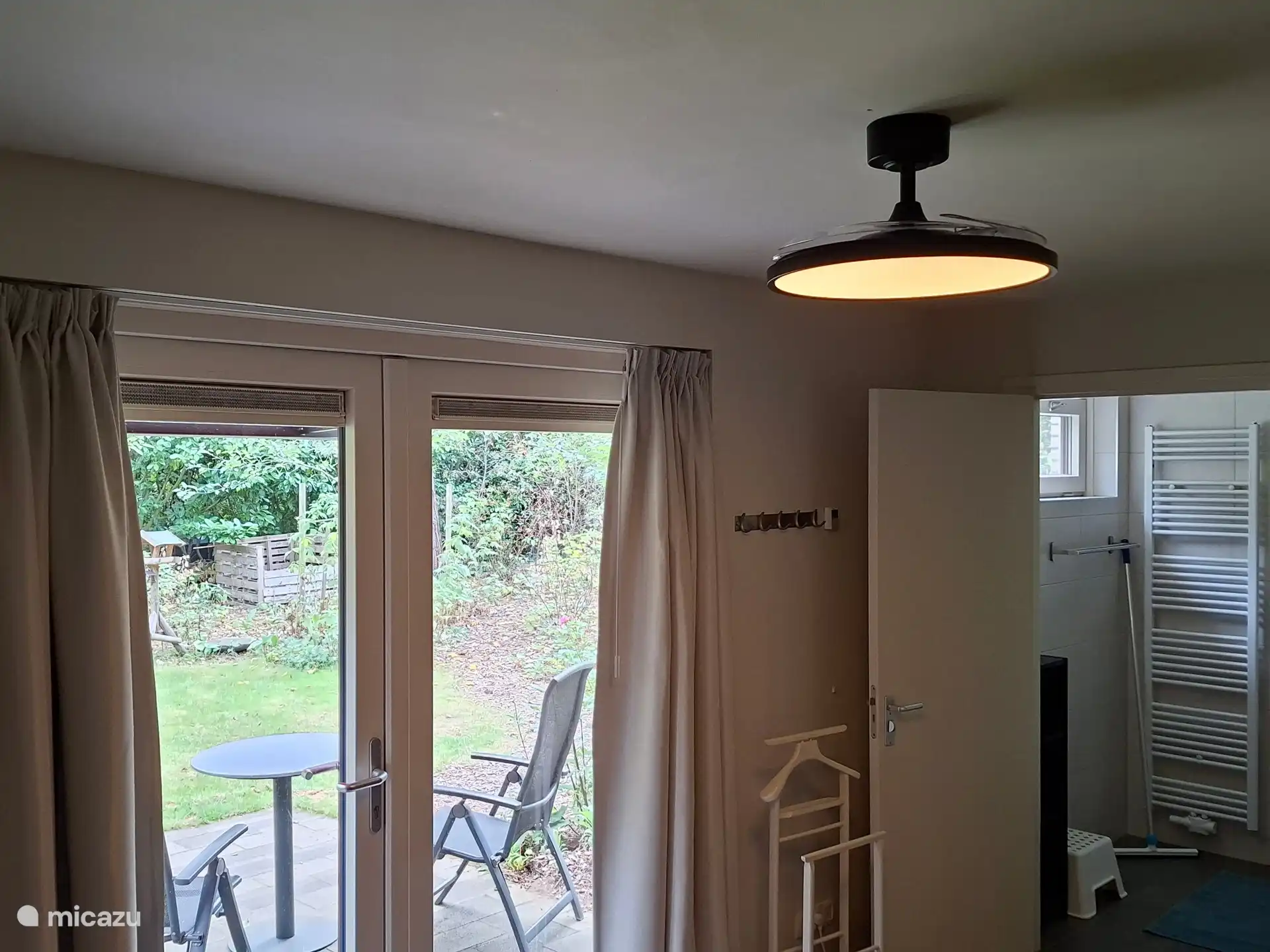 Voor een heerlijke verkoeling in de warme zomernachten is er een ventilatorlamp in de slaapkamer beneden. 