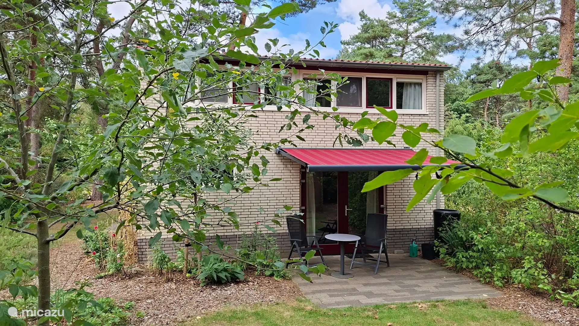 Omdat de zomers warmer worden hebben wij het terras aan de slaapkamerkant voorzien van een zonnescherm zodat de slaapkamer lekker koel blijft.