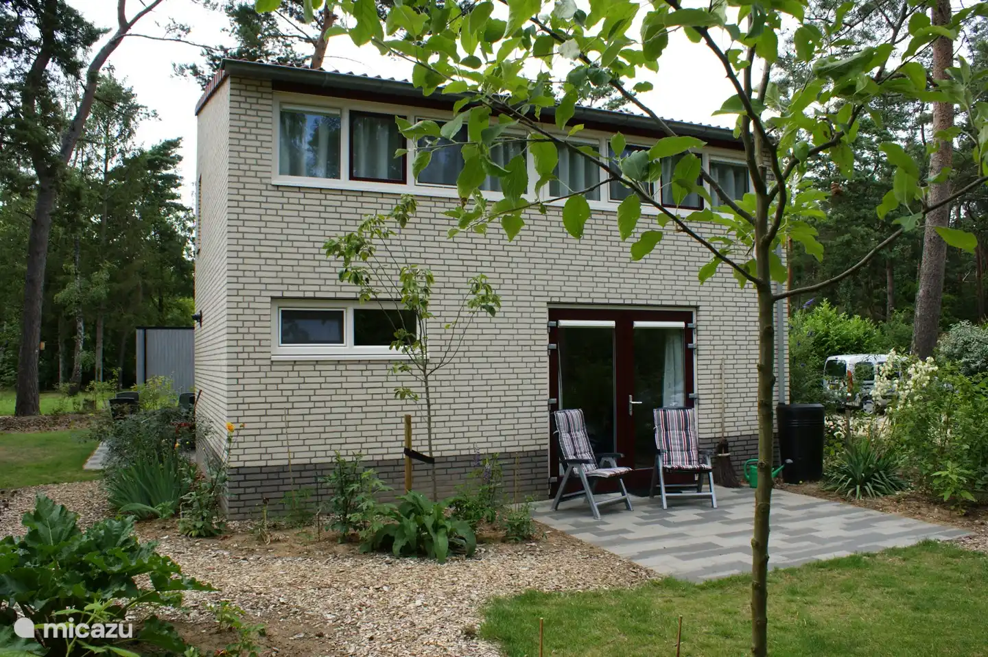 Es gibt zwei Terrassen. Eines grenzt an das Wohnzimmer und eines an das Schlafzimmer im Erdgeschoss. So können Sie mit Sonne und Schatten spielen. Auf der Terrasse neben dem Schlafzimmer steht jetzt eine Markise (noch nicht auf dem Foto). Sie können natürlich auch beide Rasenflächen nutzen.