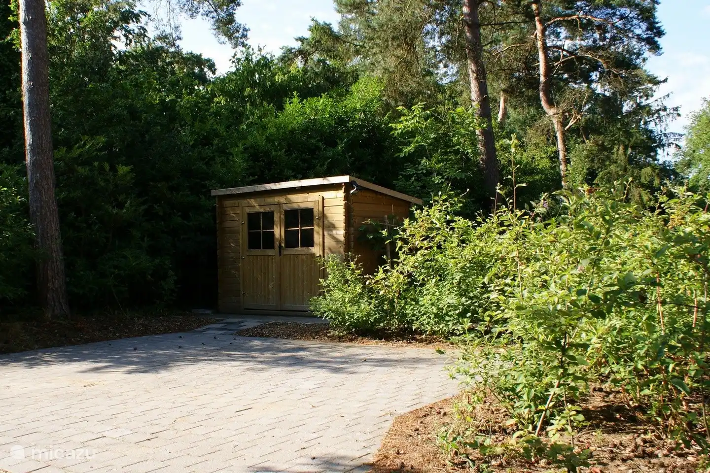 Ein praktischer Schuppen, der Platz für vier Fahrräder und Gartengeräte bietet. Auf dem Parkplatz ist Platz für 2 Autos.