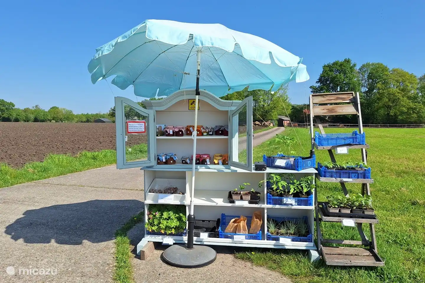 In der Nähe werden viele lokale Produkte an Straßenständen angeboten.