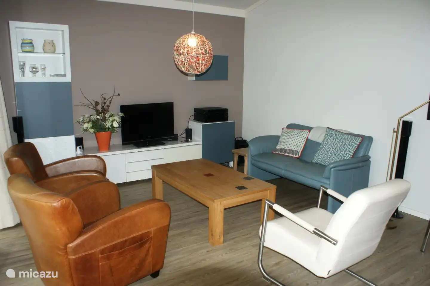 Das großzügige Wohn- und Esszimmer ist ansprechend eingerichtet. Lassen Sie sich angenehm überraschen. Ein hervorragendes Bose-Soundsystem steht zur Verfügung: Spielen Sie unsere DVDs/CDs ab oder bringen Sie Ihre eigenen mit.