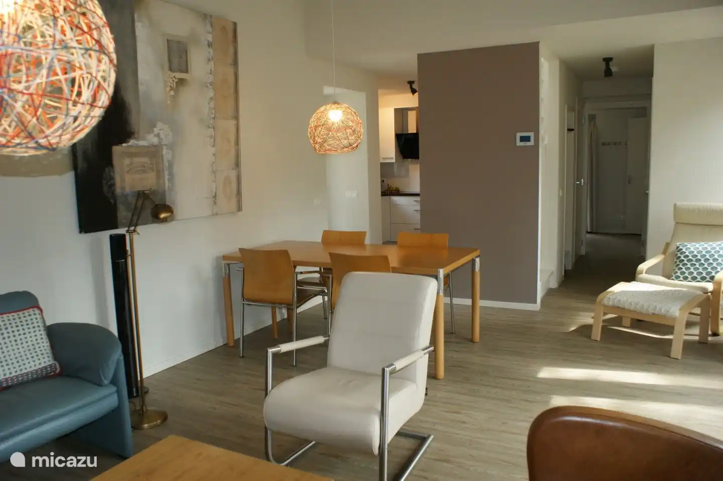 Entspannen Sie sich in diesem angenehmen Wohnzimmer. Auf Wunsch gibt es zwei zusätzliche Stühle für den Essbereich.