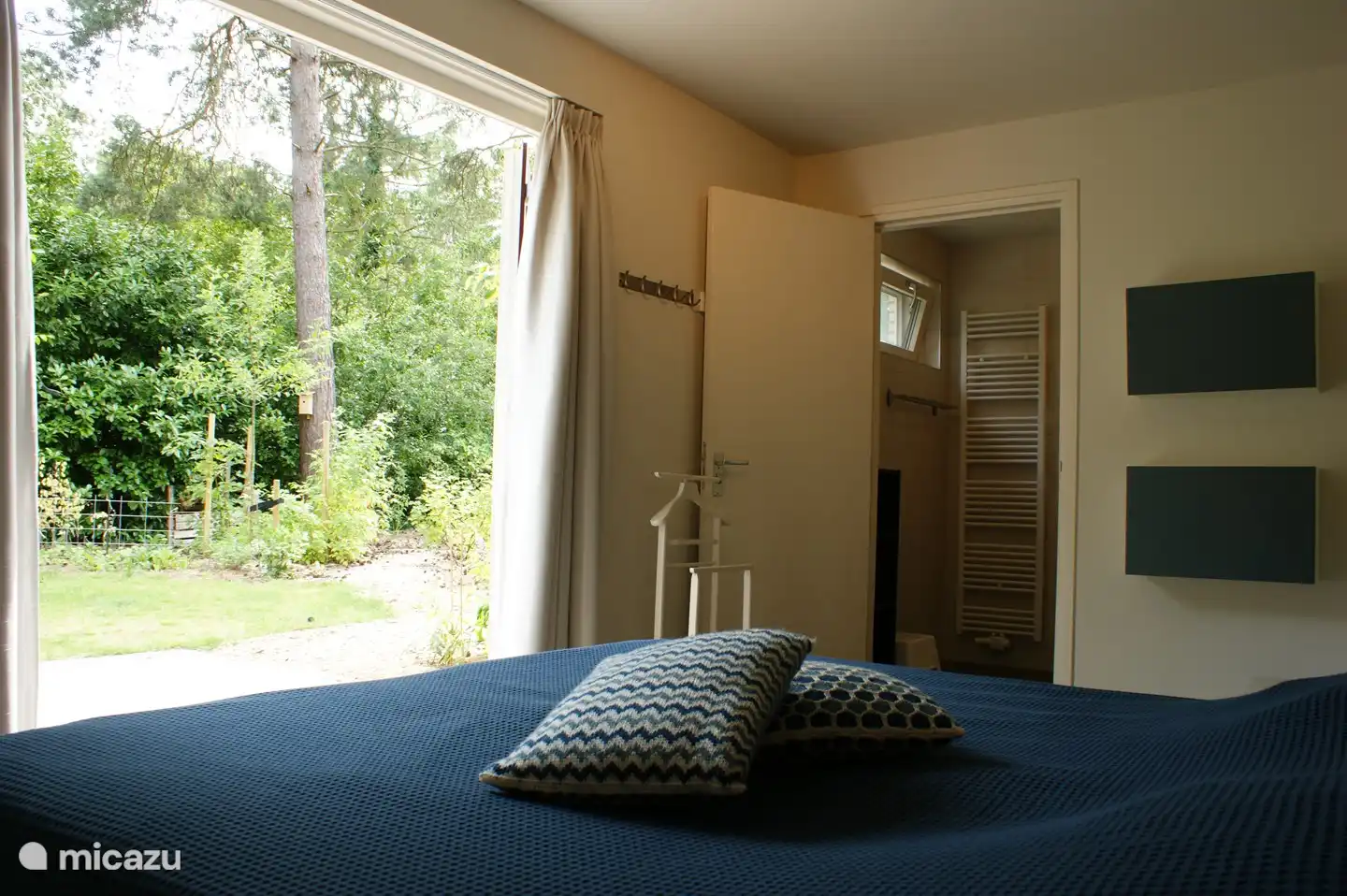 Das Schlafzimmer im Erdgeschoss grenzt direkt an das Badezimmer. Es gibt Terrassentüren nach draußen mit separater Terrasse. Wer würde nicht gerne mit Blick ins Grüne aufwachen, direkt vom Bett aus.
Ein (extra hohes) Auping-Bett, das nicht nur bequem, sondern auch gut (manuell) verstellbar ist.