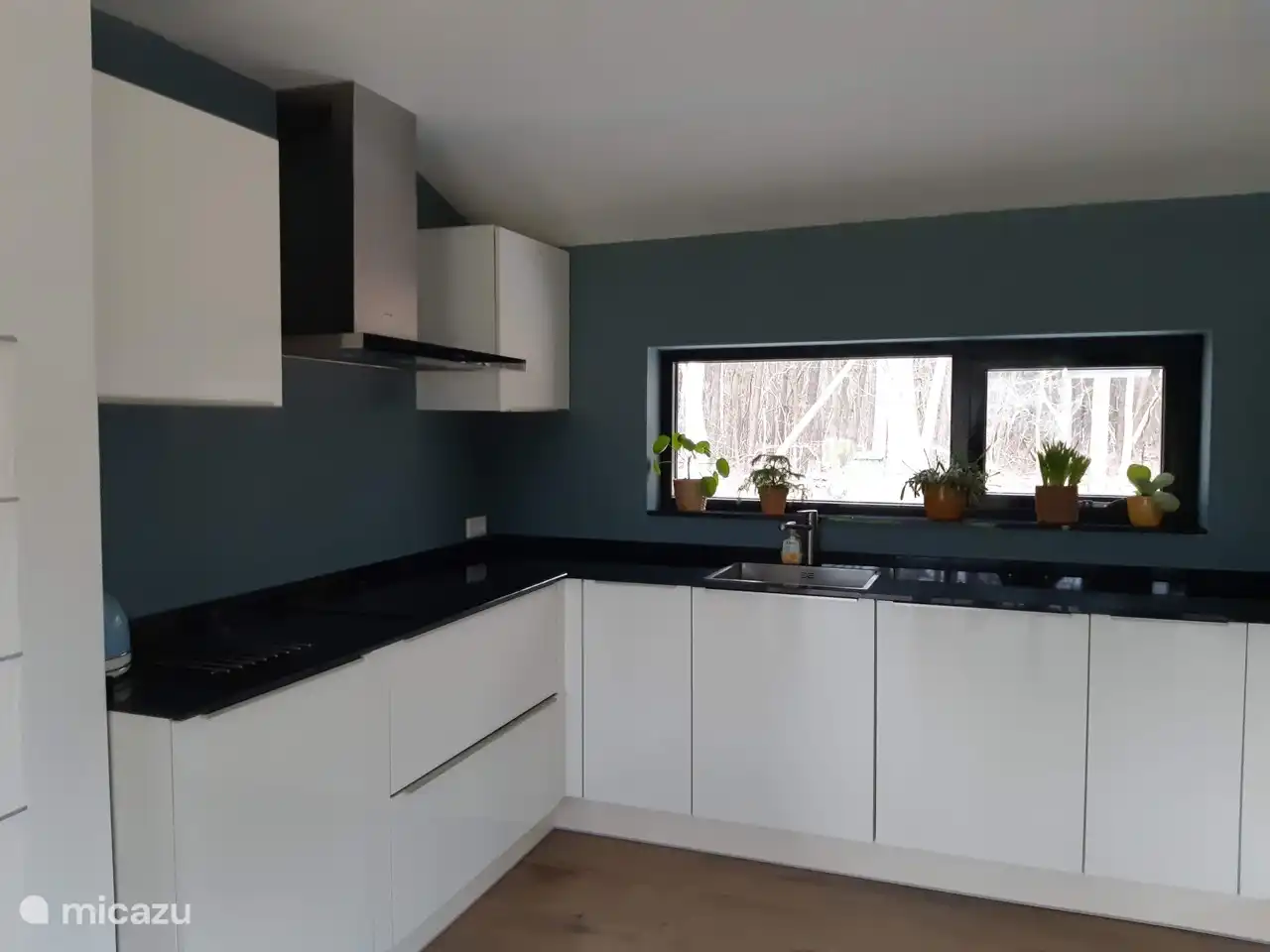Moderne keuken met serviesgoed, en keukenapparatuur.