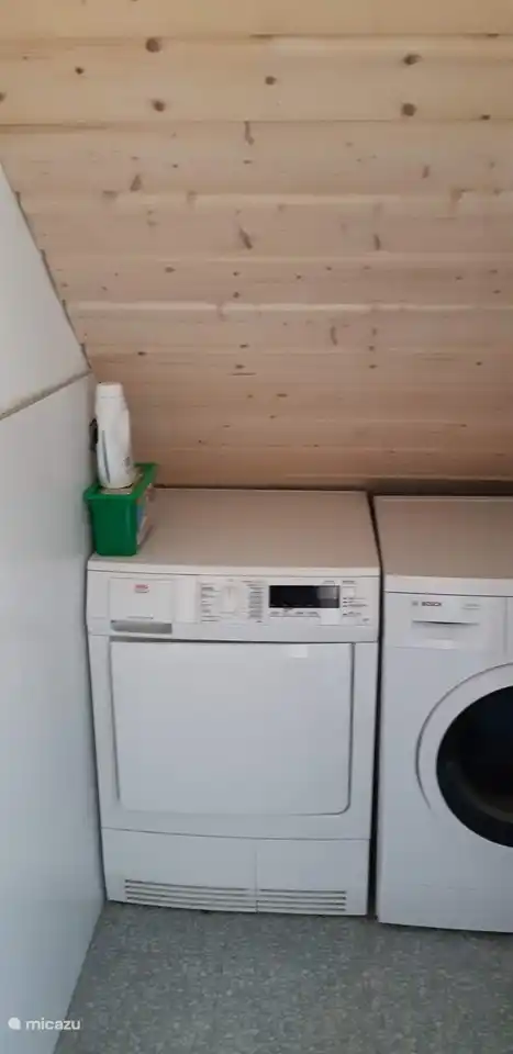 Wasmachine en droger met wasmiddel aanwezig