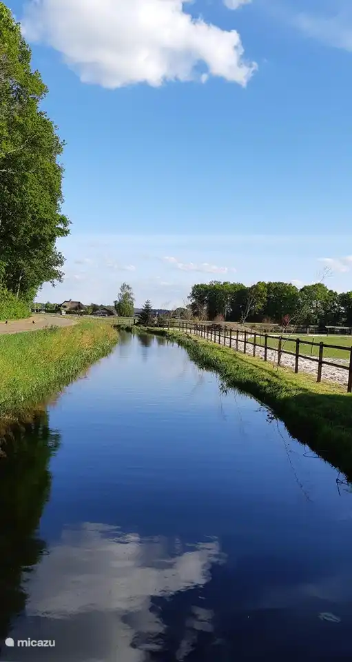 Beekje voor het huis